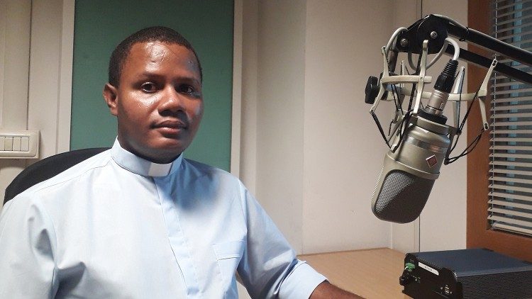 P. Edson Soares da Faculdade de Engenharia ao altar