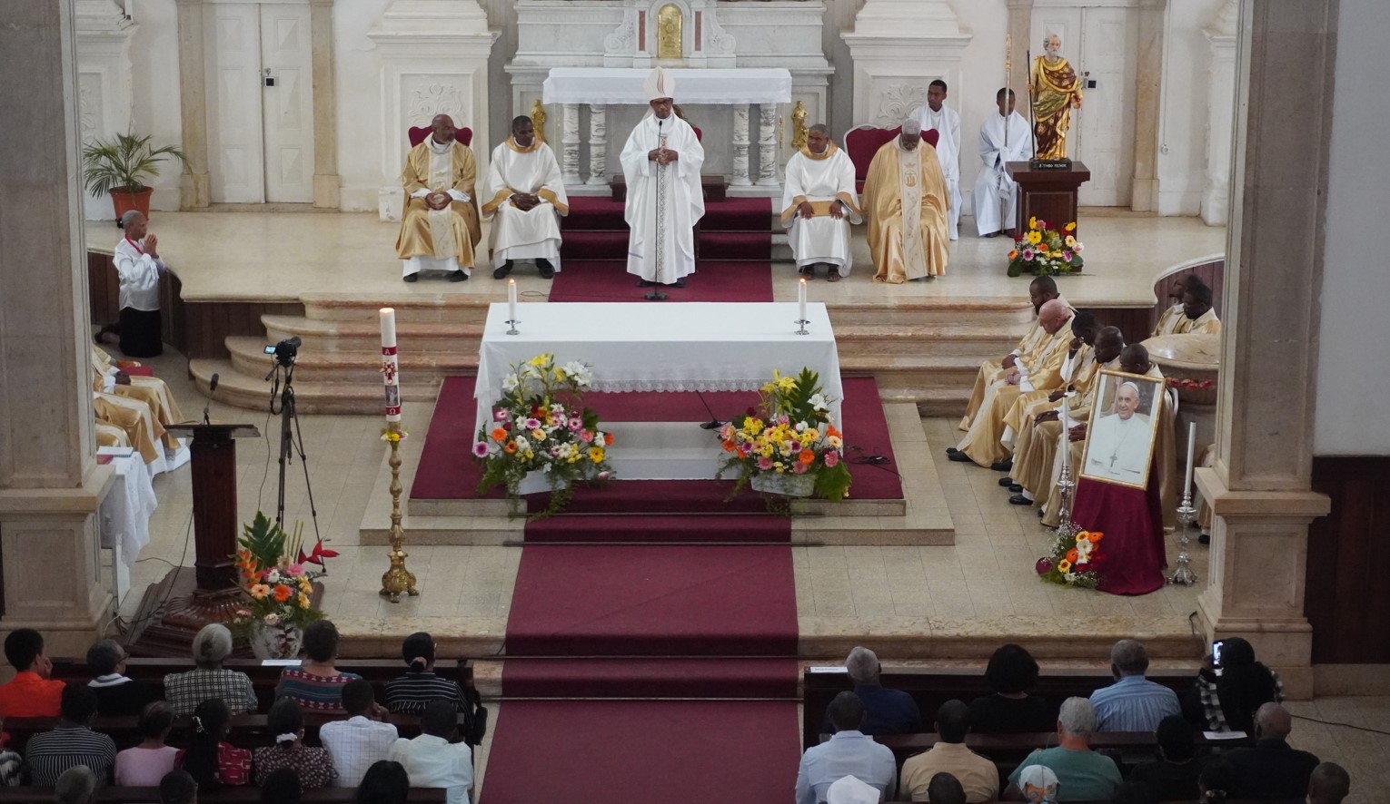 Diocese de Santiago celebra Missa em sufrágio pelo Papa Francisco