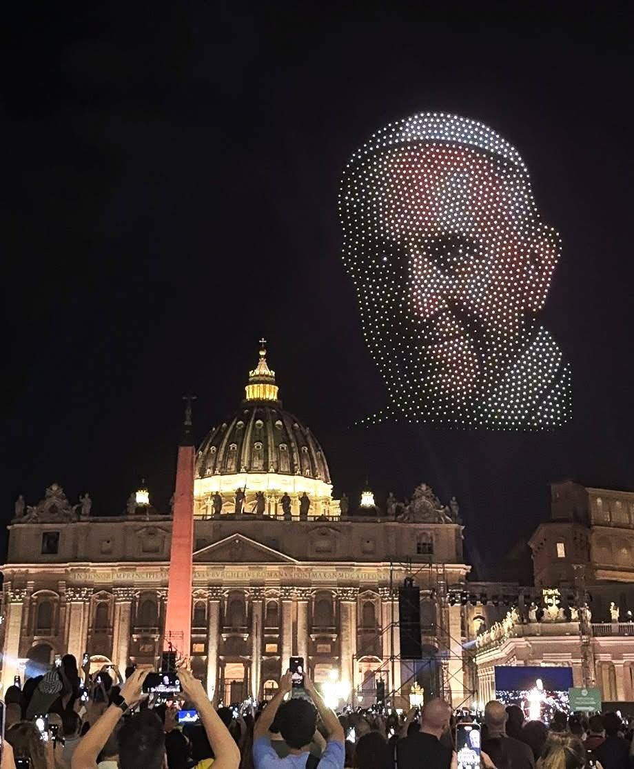 Espetáculo de drones ilumina os céus de Roma em homenagem ao Papa Francisco